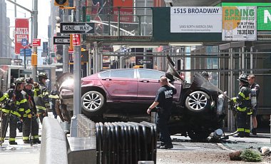 В Нью-Йорке авто врезался в ватагу прохожих: жрать жертвы
