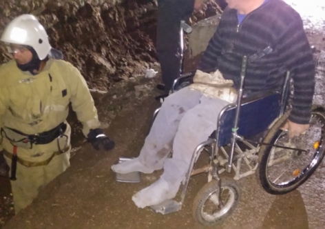 В Крыму инвалид-колясочник упал в абсолютную траншею [фото]