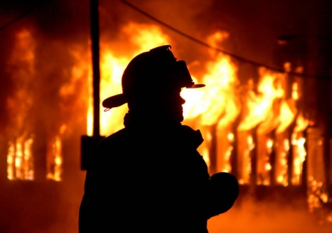 В Крыму сгорел жилой дом, на пожаре в двухэтажке избавили женщину