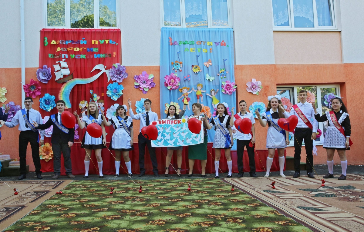 В школах Крыма и Севастополя миновали линейки и отзвенели "последние звонки" 2017 [фото]