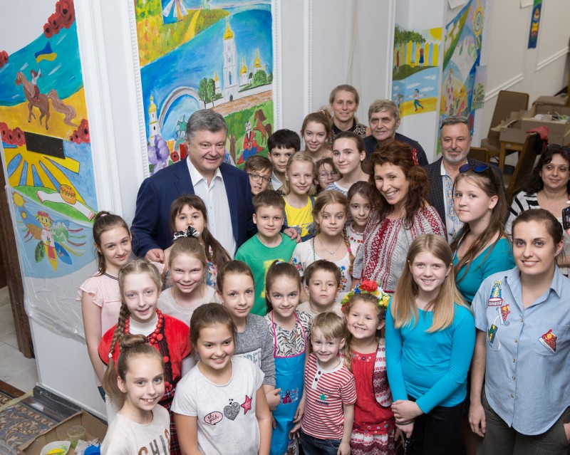 Президент ознайомився з підготовкою виставки дитячих малюнків, яка відкриється у Міжнародний девай захисту дітей в АП