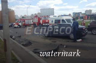В Киеве грузовик с отказавшими тормозами протаранил залпом три легковушки