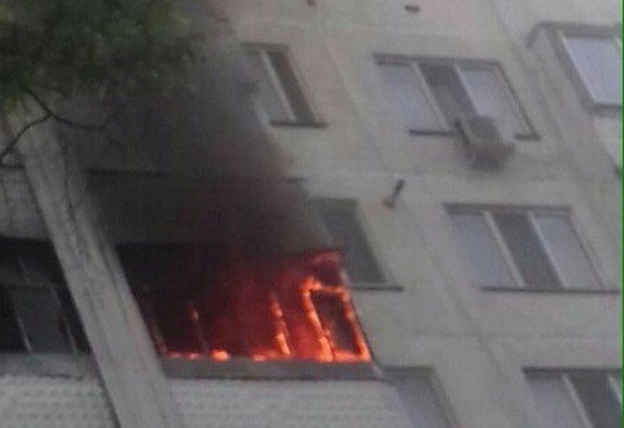 От балкона в крымской многоэтажке возгорелись соседние квартиры [фото]