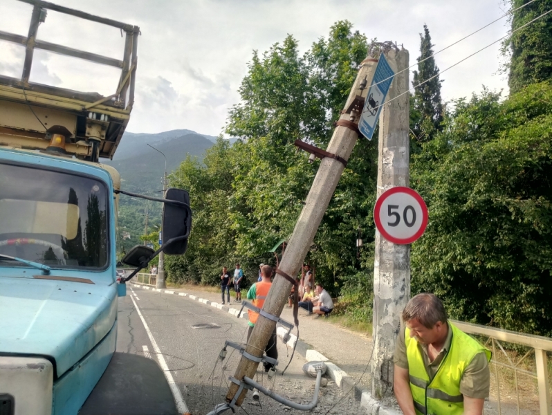 В Крыму рейсовый автобус столкнулся с легковушкой, а фура врезалась в столб [фото]