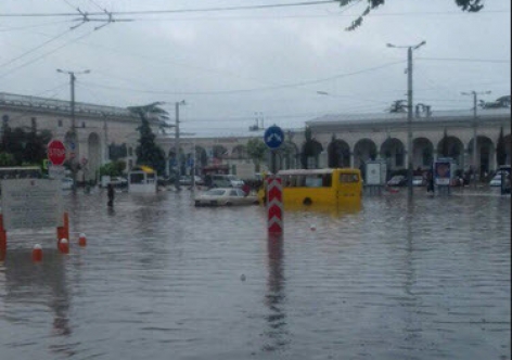 Власти упрекнули симферопольцев в "панике и истерике" из-за потопа [фото, видео]