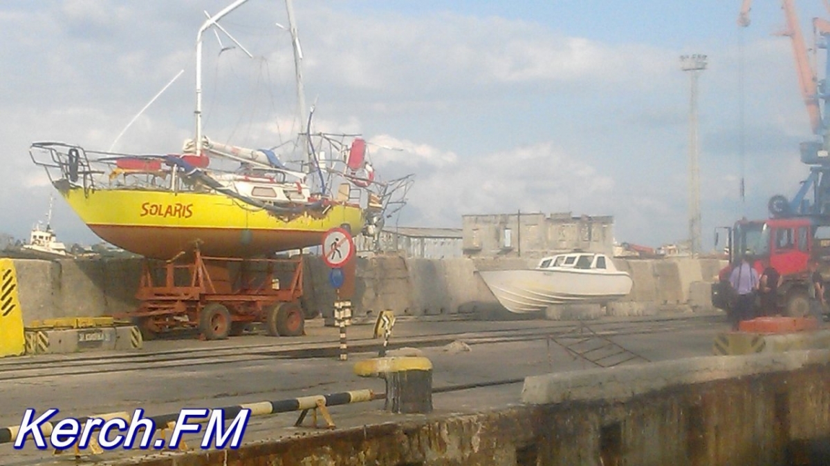 Столкнувшиеся в Крыму яхту и катер подняли на дрожал [фото]