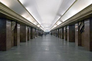 Станция киевского метрополитен "Театральная" захлопнута после извещения о минировании
