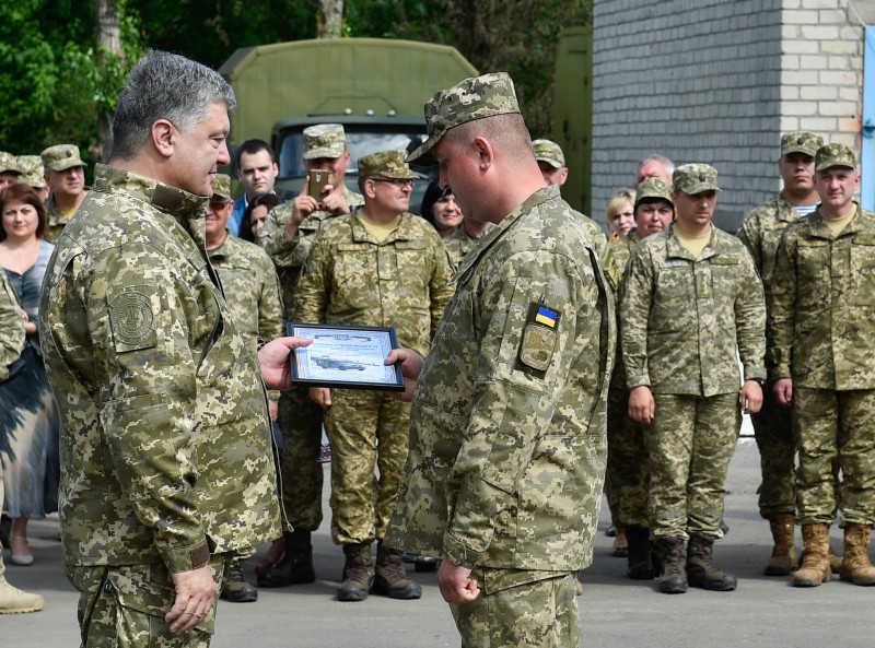 Президент на Донеччині вручив нагороди військовим медикам