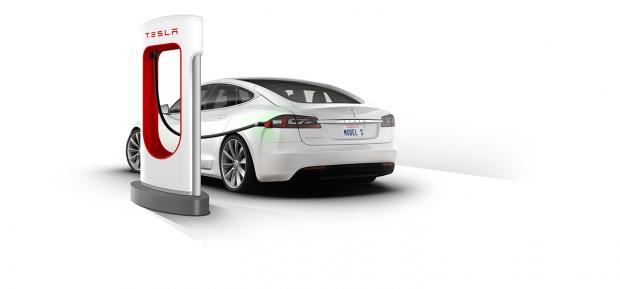 Полноприводная модель Tesla Model S проехала 900 км без подзарядки
