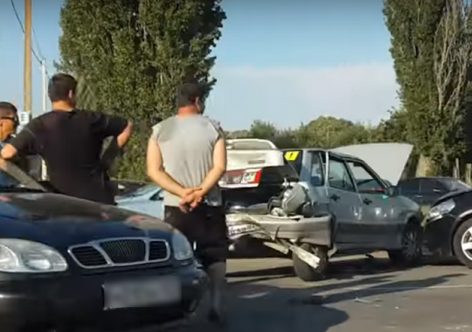 В ДТП на крымской трассе разлетелись три легковушки [фото, видео]