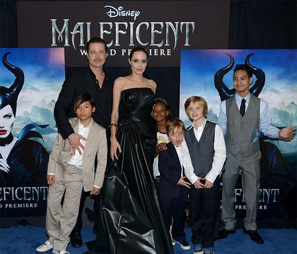 Анджелина Джоли с детьми встретилась с Брэдом Питтом