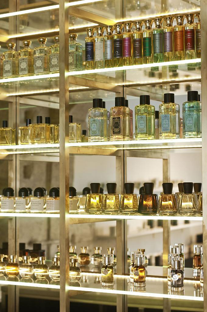 Средневековый минимализм в потрясающем liquides perfume bar – чарующий мир ароматов в париже