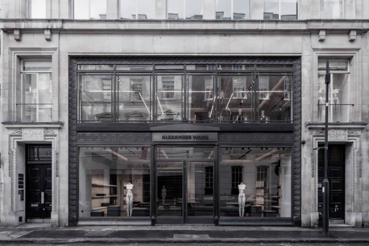 Стильный интерьер пустого магазина aexander wang в лондоне