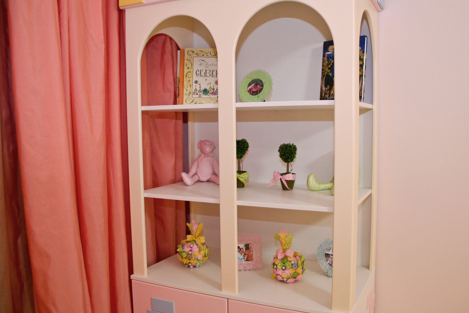 Здесь живут настоящие принцессы – детская мебель, кровати, для девочек в розовом интерьере