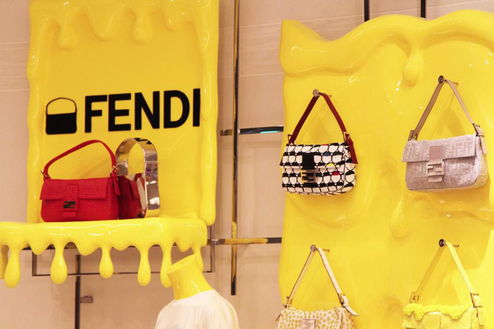 Юбилейное оформление витрин для знаменитого бренда fendi в культовом бутике, париж, франция
