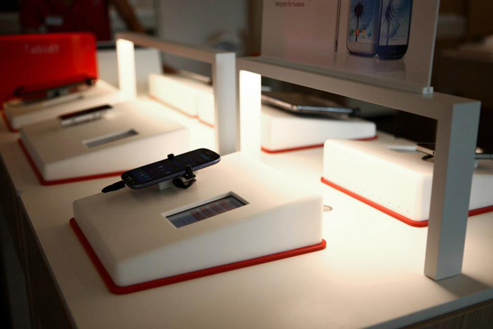 Концептуальный красно-чёрный дизайн брендового мобильного салона vodafone от iarchitects, италия