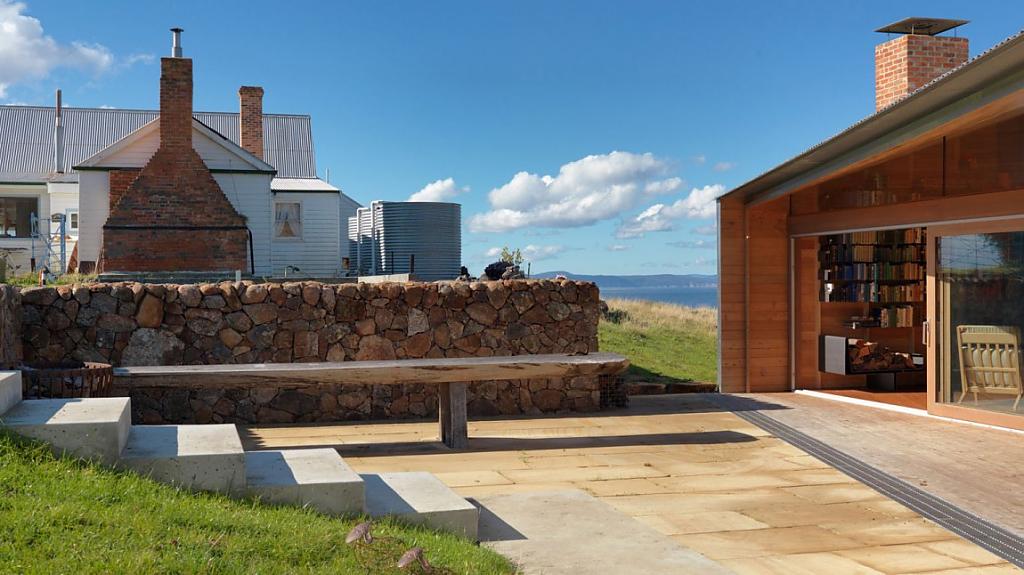 Экологичный загородный домик на берегу океана shearers quarters от john wardle architects, остров бруни, австралия