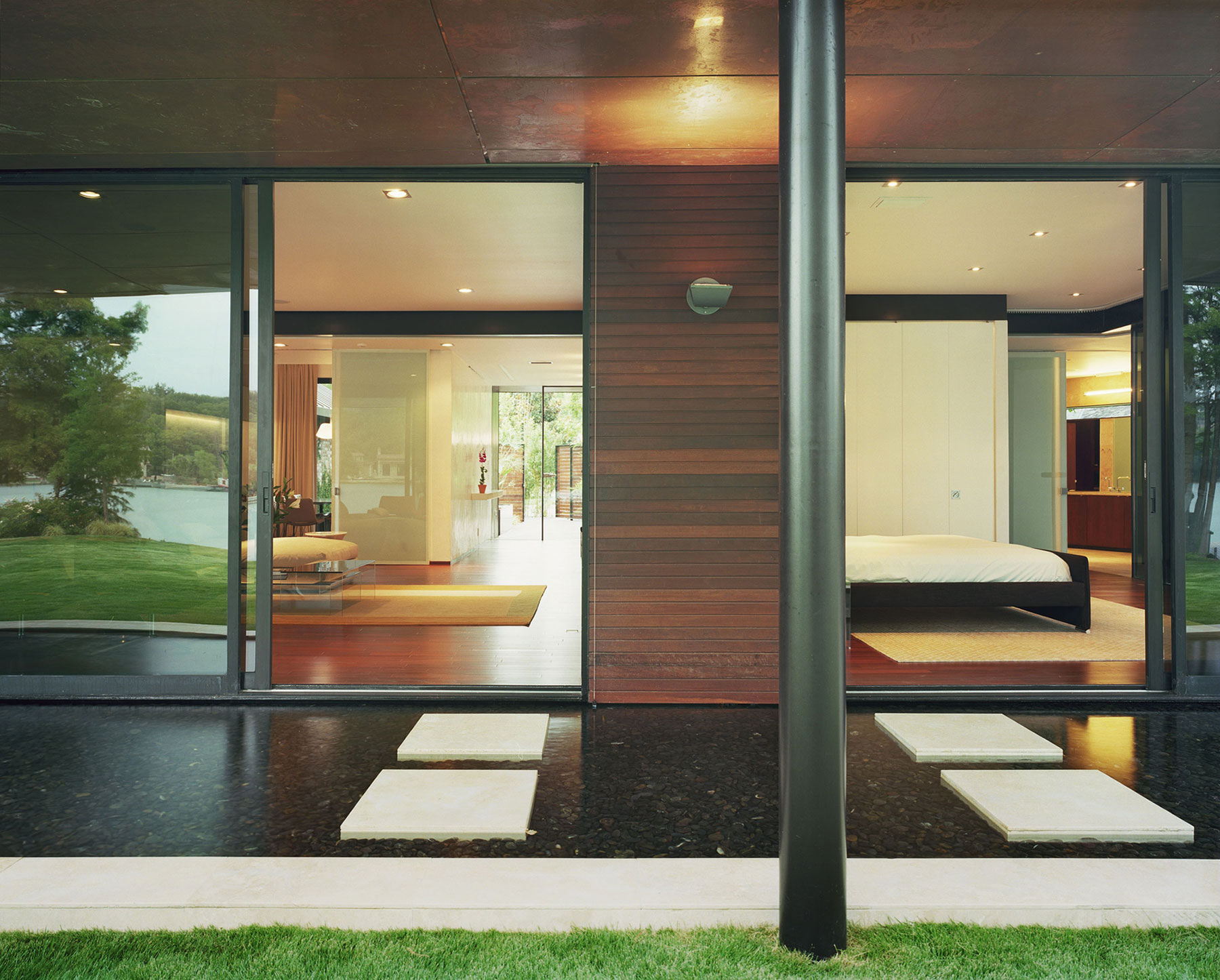 Великолепный дизайн-проект современной двухэтажной резиденции с лесу