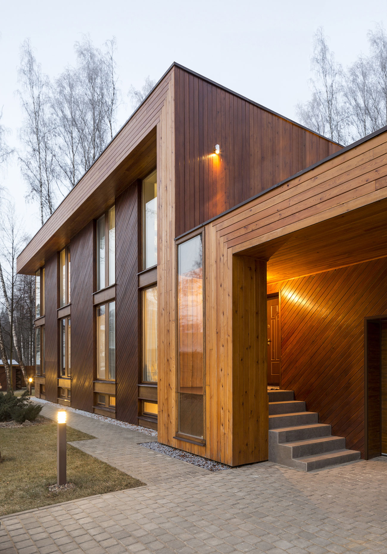 Смелый проект загородного деревянного дома в современном стиле