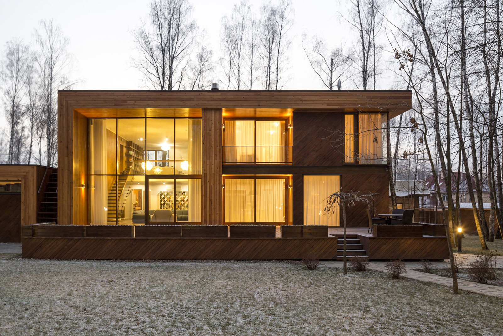 Смелый проект загородного деревянного дома в современном стиле