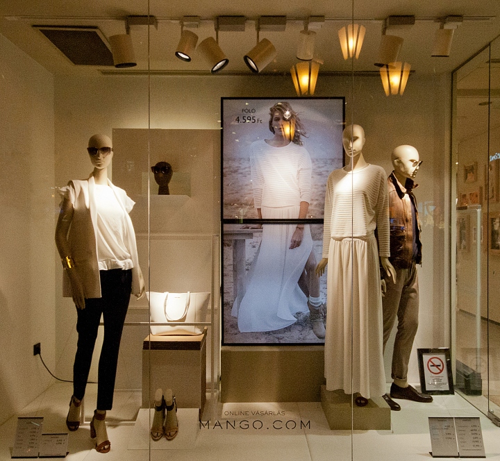 Стильный дизайн витрины бутика модной одежды mango