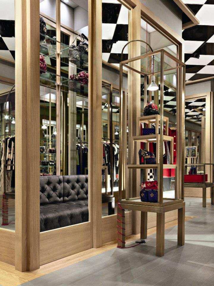 Дизайн торгового зала магазина женской одежды moschino