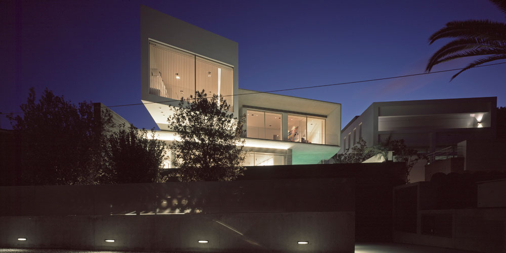 Шикарный особняк psychiko house от divecity architects интегрирует гладкую асимметрию в современный стиль, афины, греция