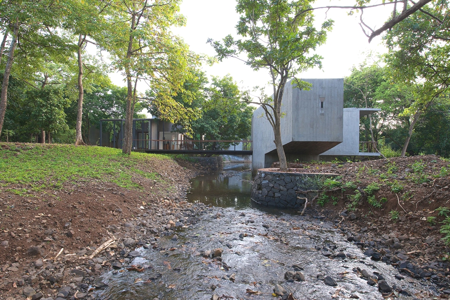 Небычный дизайн современного особняка house on a stream