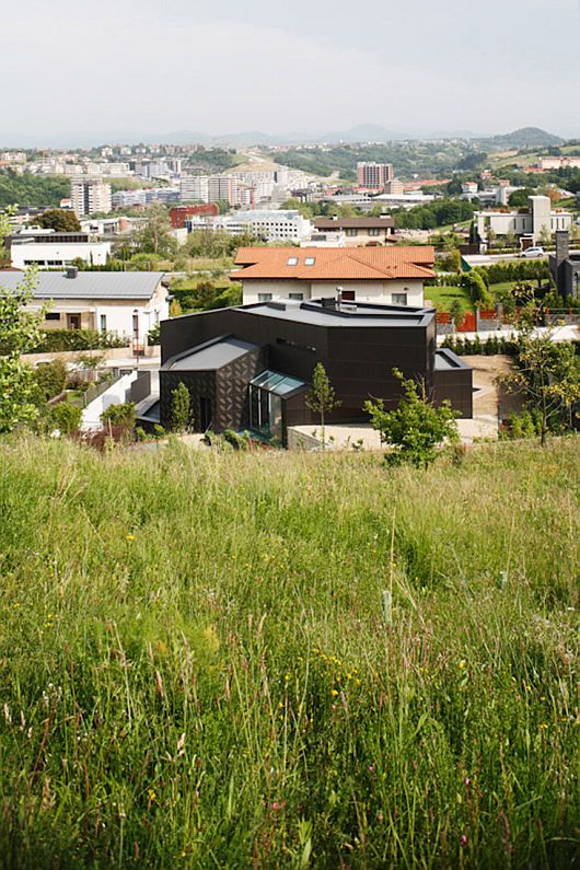 Современный коттедж от испанских архитекторов: отточенные стремительные формы на зелёном холме