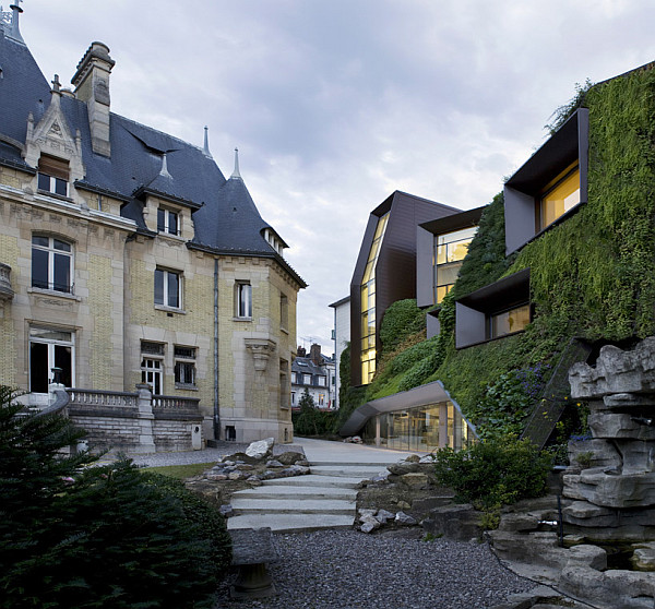 Современный дух французских альп: стильное здание муниципалитета от сhartier-сorbasson architectes в амьене, франция