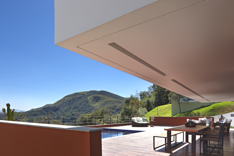 Сиеста в бразилии: отдых под жарким небом в «доме у озера»; от архитектора david guerra