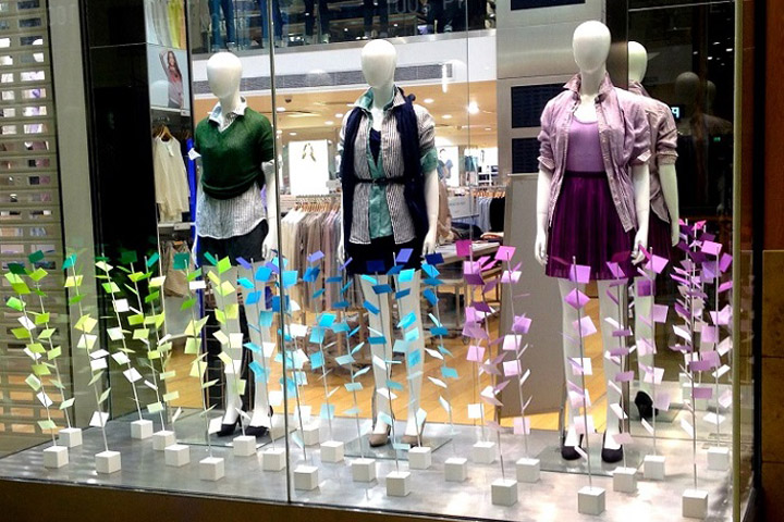 Стильный дизайн витрин для магазина молодёжной моды uniqlo от студии emmanuelle moureaux #038; elemental design, весна 2014, лондон