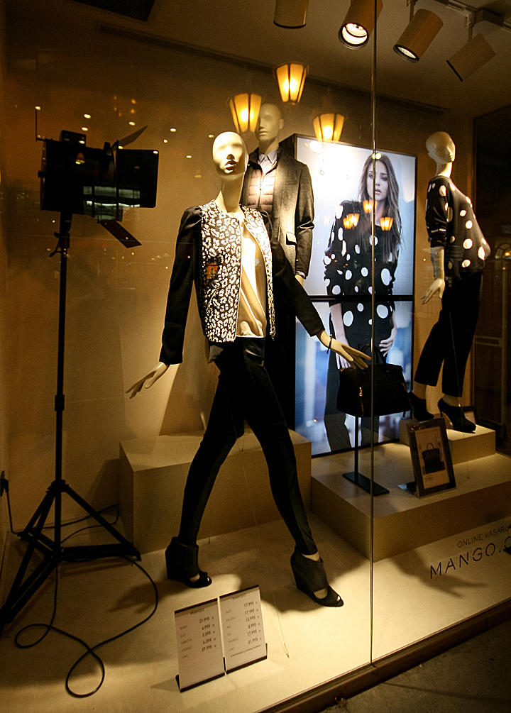 Контрастный дизайн витрины осенней коллекции модной одежды от mango в будапеште