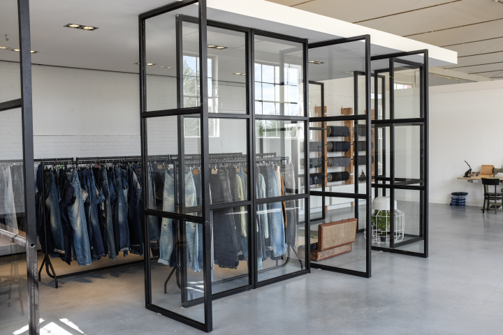 Стильный интерьер магазина джинсовой одежды denim.lab – furniture.lab от студии sander van de vecht, нидерланды