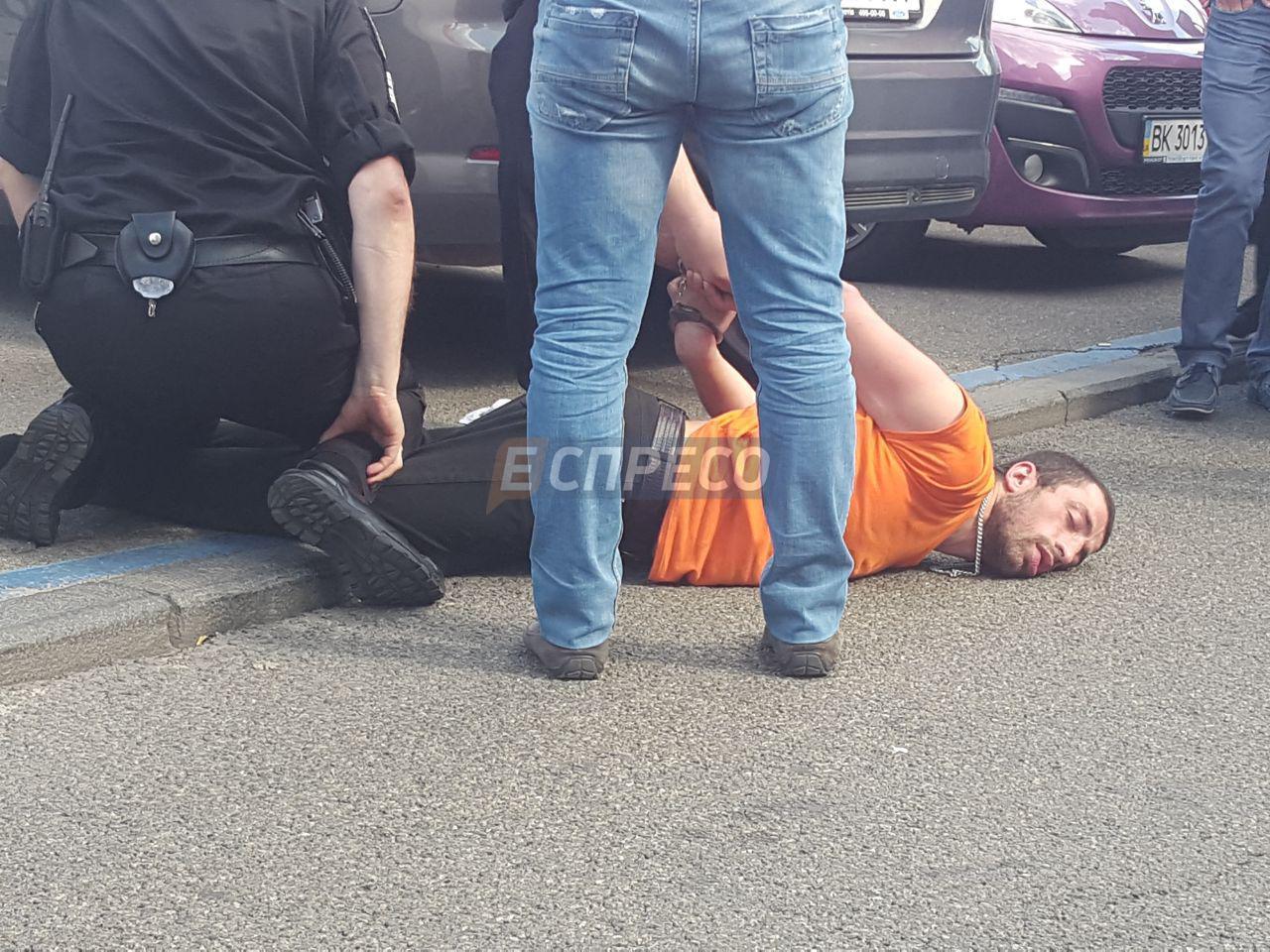 В Киеве неадекватный дядька кидался под колеса автомобилей и покусал прохожего