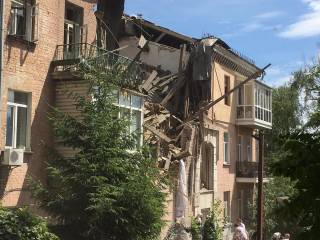 В Киеве подорвался и развалился дом. Под завалами будут люди