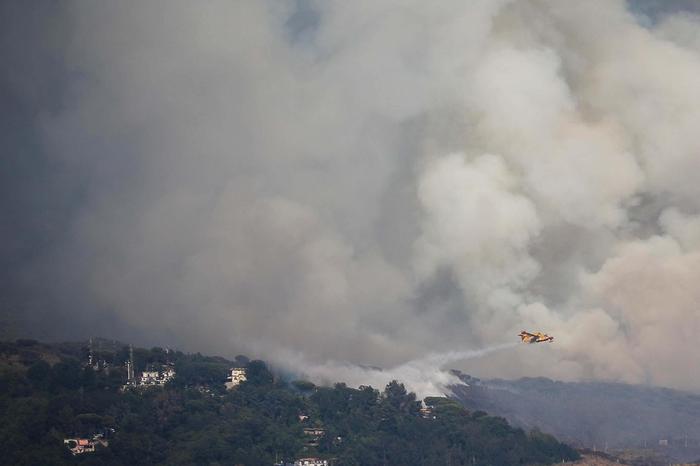 В Италии на откосах вулкана Везувий разгорелся пожар
