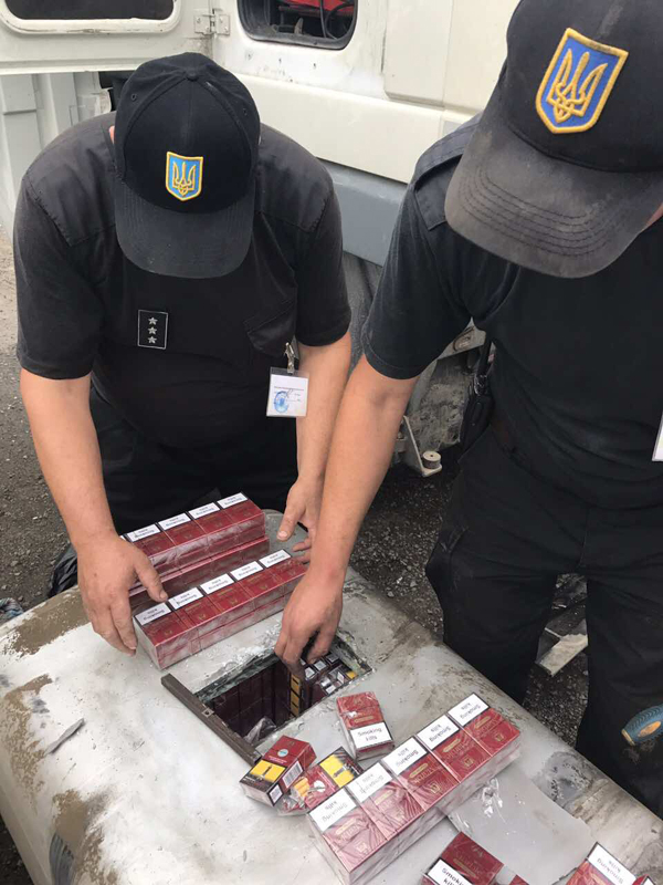 На Буковине пограничники вскрыли более 3,6 тысяч кип контрабандных сигарет в баке фуры(фото)