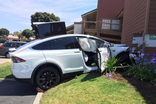 Акции Tesla упали после аварии электромобиля 