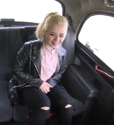 Сексуальную блондинку выебал в такси