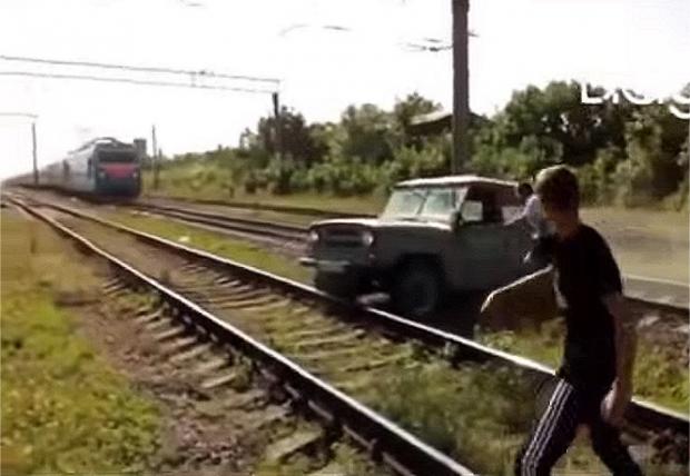 РЖД против УАЗа: В России очевидцы сняли на видео как поезд сбил автомобиль
