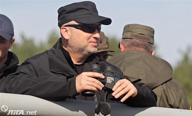 Турчинов: Украинские военные в Донбассе получат новоиспеченные облики оружия