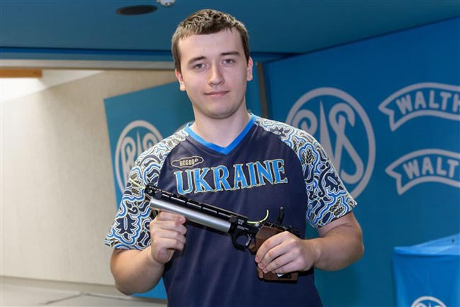 Павел Коростылев завоевал два золота на ЧЕ в стрельбе из стандартного пистолета