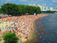 На нескольких киевских пляжах разрешили купаться