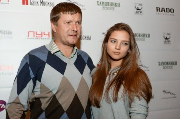 Евгений Кафельников пытается наладить отношения с дочерью через соцсети