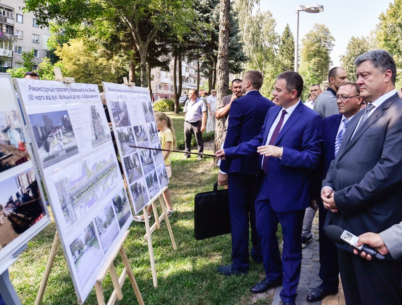Президент ознайомився з ходом реконструкції проспекту Космонавтів у Вінниці