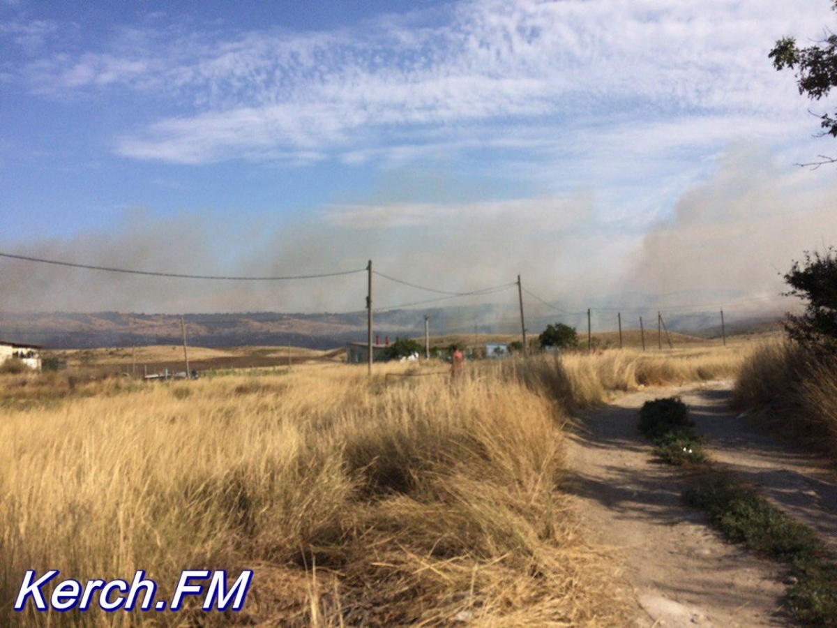 В Крыму третий девай тушат степной пожар на 50 гектарах [фото, видео]