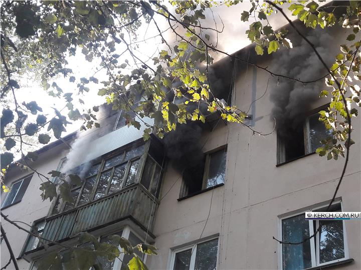 На пожаре в крымской пятиэтажке спасали старших, ребятенков и звериных [фото, видео]