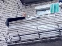 Спасатели освободили с парапета балкона двухгодичную девочку, бежавшую от дрыхающих родителей(видео)