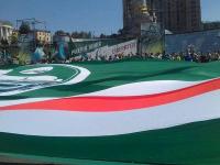 На Майдане в Киеве раскатали величайший в мире флаг Ичкерии(видео)